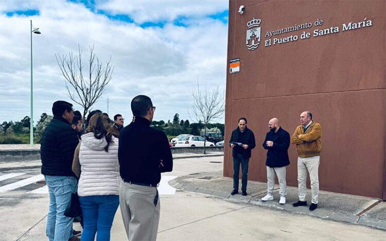 Escenificando la entrega de llaves en el exterior del Vivero / FOTO: Ayto,