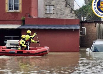 Bomberos recorriendo zonas inundadas del Jerez rural / FOTO: CBPC