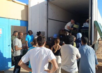 Descargando uno de los camiones de la caravana de 2025 / FOTO: Al Huriya