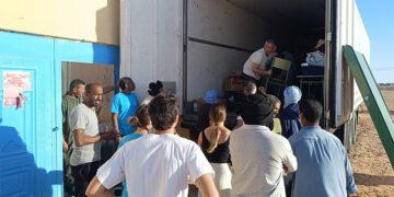 Descargando uno de los camiones de la caravana de 2025 / FOTO: Al Huriya