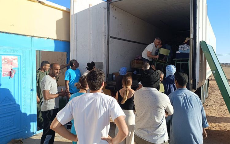 Descargando uno de los camiones de la caravana de 2025 / FOTO: Al Huriya