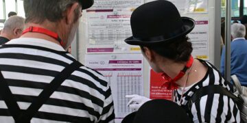 Consultando horarios en la estación de trenes en pleno carnaval / FOTO: Eulogio García