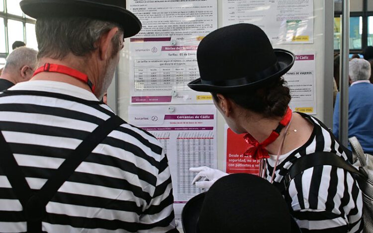 Consultando horarios en la estación de trenes en pleno carnaval / FOTO: Eulogio García
