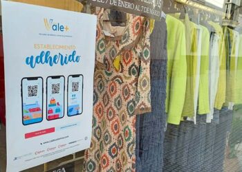 Cartel de la campaña en un escaparate de La Isla / FOTO: DBC