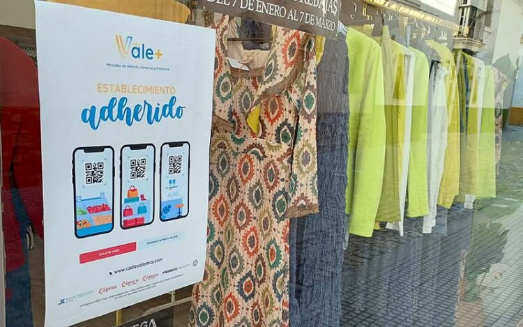 Cartel de la campaña en un escaparate de La Isla / FOTO: DBC