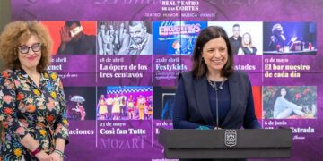 Pacheco y Cavada junto al cartel de la programación primaveral / FOTO: Ayto.