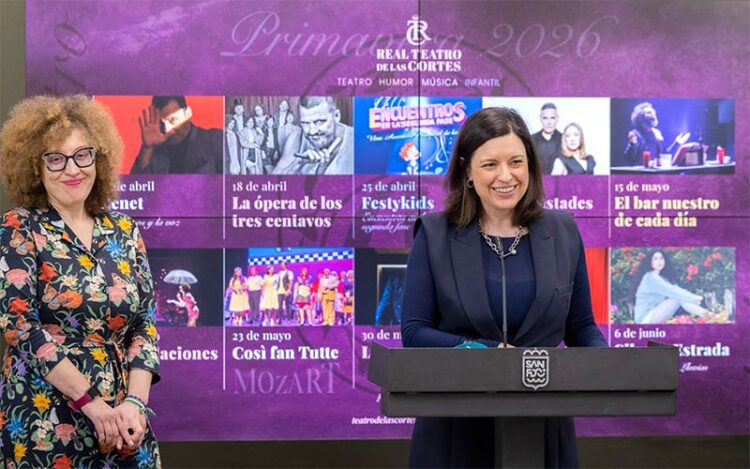 Pacheco y Cavada junto al cartel de la programación primaveral / FOTO: Ayto.