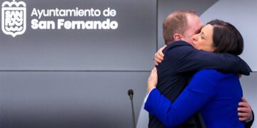 Efusivo abrazo entre la alcaldesa y Conrado Rodríguez en su "despedida" / FOTO: Ayto.
