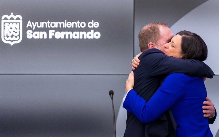 Efusivo abrazo entre la alcaldesa y Conrado Rodríguez en su "despedida" / FOTO: Ayto.