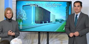 La alcaldesa y el consejero posan con la recreación virtual del futuro edificio / FOTO: Ayto.