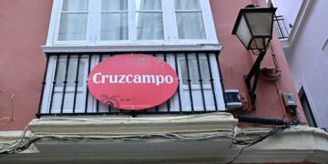 Publicidad de la cervecera en balcones de Cádiz / FOTO: Eulogio García