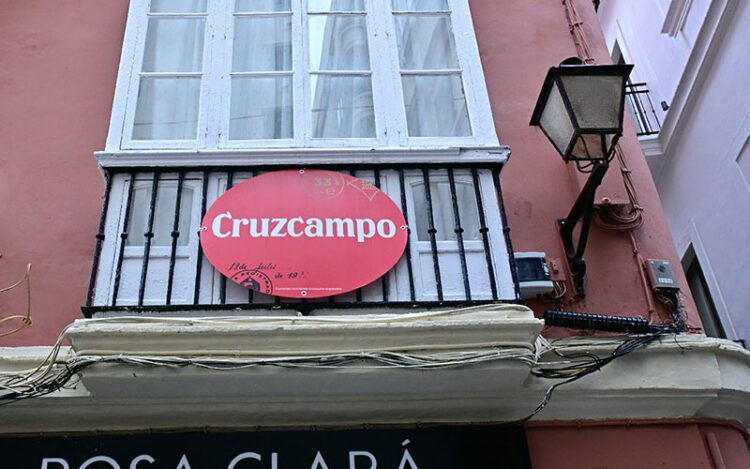 Publicidad de la cervecera en balcones de Cádiz / FOTO: Eulogio García