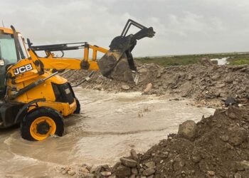 Levantando un dique de contención durante las horas más críticas / FOTO: Ayto.