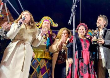 Un momento de la entrega del premio a la comparsa de Piru-Tomate / FOTO: RTVA