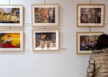 Curioseando entre fotos de ‘Carnavaleras’ / FOTO: Ayto.