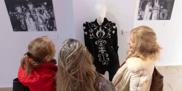 Primeros curiosos de la muestra de Kiki / FOTO: Fundación Cajasol