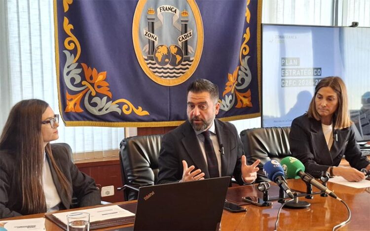 Fran González entre representantes de de Deloitte / FOTO: Zona Franca