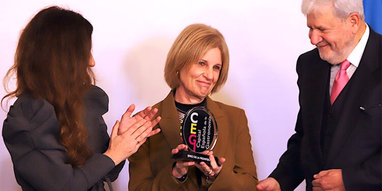 La alcaldesa jerezana con el título en sus manos / FOTO: Ayto.