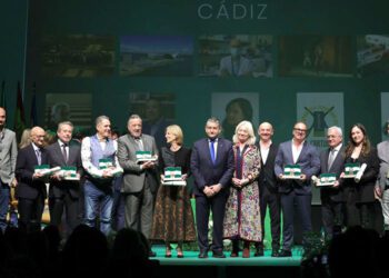 Foto de familia con todos los reconocidos / FOTO: Junta