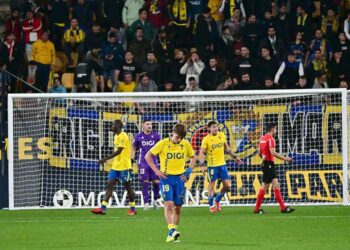 Jugadores cabizbajos tras la derrota ante el Sanse / FOTO: Eulogio García