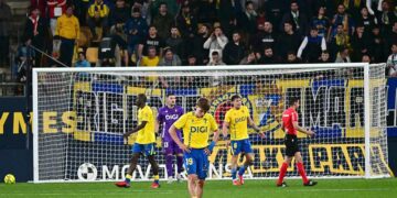 Jugadores cabizbajos tras la derrota ante el Sanse / FOTO: Eulogio García