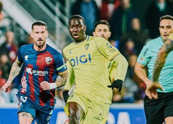 Peleando una pelota / FOTO: Cádiz CF