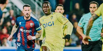 Peleando una pelota / FOTO: Cádiz CF
