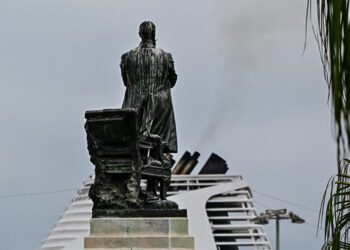 Espalda del monumento manchado pocos días después de su última limpieza / FOTO: Eulogio García