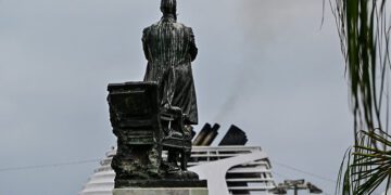 Espalda del monumento manchado pocos días después de su última limpieza / FOTO: Eulogio García