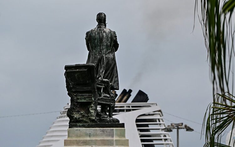 Espalda del monumento manchado pocos días después de su última limpieza / FOTO: Eulogio García