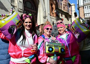 Grupo de mujeres disfrutando del ambiente en la plaza de las Flores / FOTO: Eulogio García
