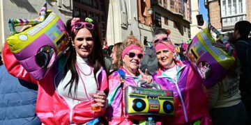 Grupo de mujeres disfrutando del ambiente en la plaza de las Flores / FOTO: Eulogio García