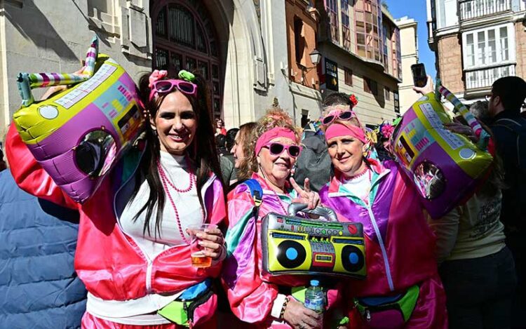 Grupo de mujeres disfrutando del ambiente en la plaza de las Flores / FOTO: Eulogio García