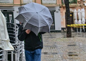 Se vienen horas complejas, también para los paraguas / FOTO: Eulogio García