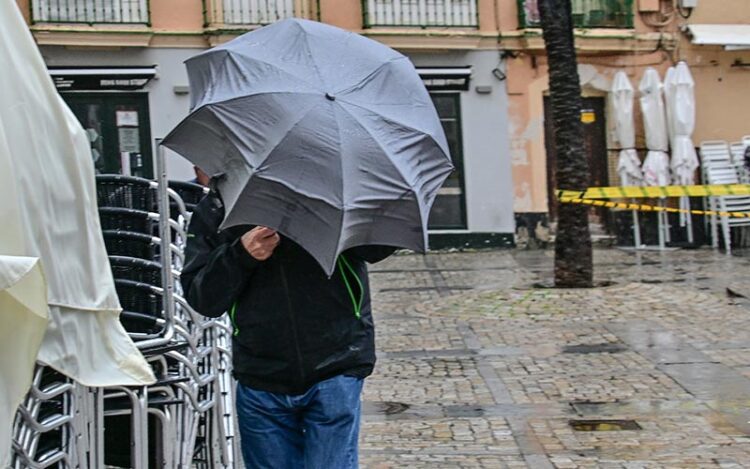 Se vienen horas complejas, también para los paraguas / FOTO: Eulogio García