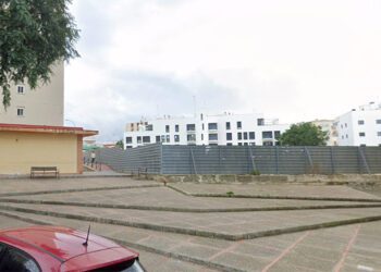 Trasera del solar público, por la avenida Duque de Arcos