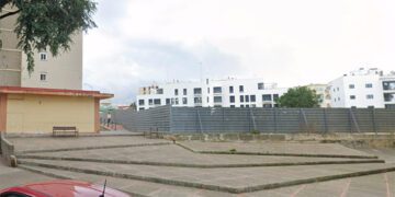 Trasera del solar público, por la avenida Duque de Arcos