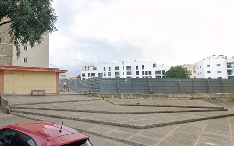 Trasera del solar público, por la avenida Duque de Arcos