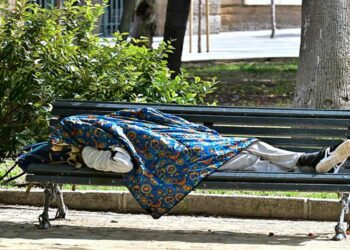 Descansando en un banco de la plaza de España / FOTO: Eulogio García