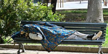 Descansando en un banco de la plaza de España / FOTO: Eulogio García