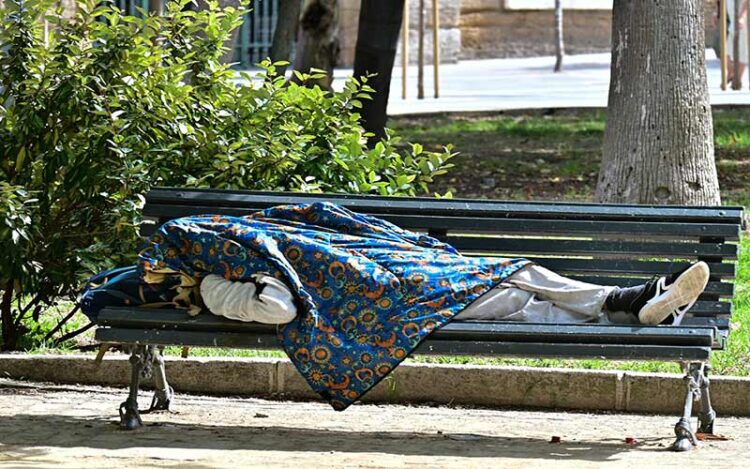 Descansando en un banco de la plaza de España / FOTO: Eulogio García