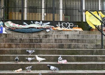 Enseres de sintechos cobijados en la escalinata de la antigua facultad de Ingeniería / FOTO: Eulogio García