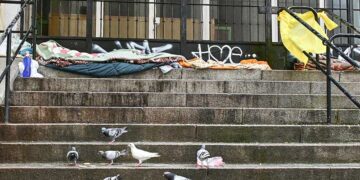 Enseres de sintechos cobijados en la escalinata de la antigua facultad de Ingeniería / FOTO: Eulogio García