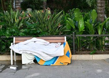 Tras una noche pernoctando en un banco / FOTO: Eulogio García