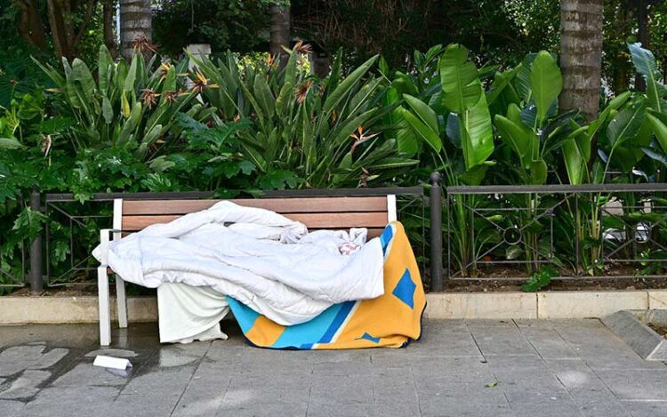 Tras una noche pernoctando en un banco / FOTO: Eulogio García