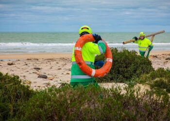 Operarios de limpieza retirando la basura dejada por los temporales / FOTO: Ayto.