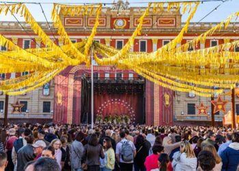 La plaza del Rey, concentrando el carnaval isleño / FOTO: Ayto.