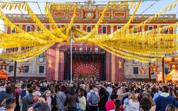 La plaza del Rey, concentrando el carnaval isleño / FOTO: Ayto.