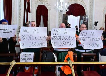 Jardineros protestando en el pleno / FOTO: Eulogio García