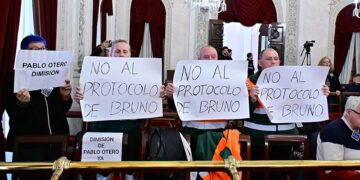 Jardineros protestando en el pleno / FOTO: Eulogio García
